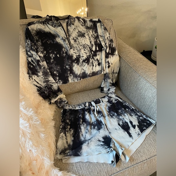 Shein cropped quarter zip top with matching shorts - Picture 6 of 14